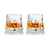 Un par de vasos de whisky de vidrio transparente con bases decorativas.