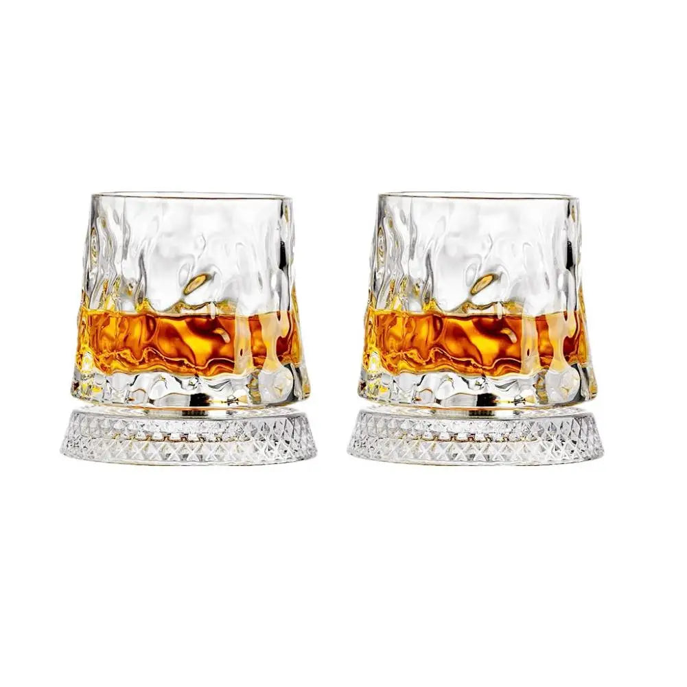 Un par de vasos de whisky de vidrio transparente con bases decorativas.