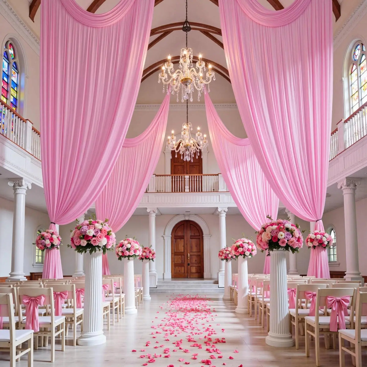 Cortinas de tela rosa drapeadas enmarcan un interior grandioso con candelabros y columnas, con pétalos rosas esparcidos en el
