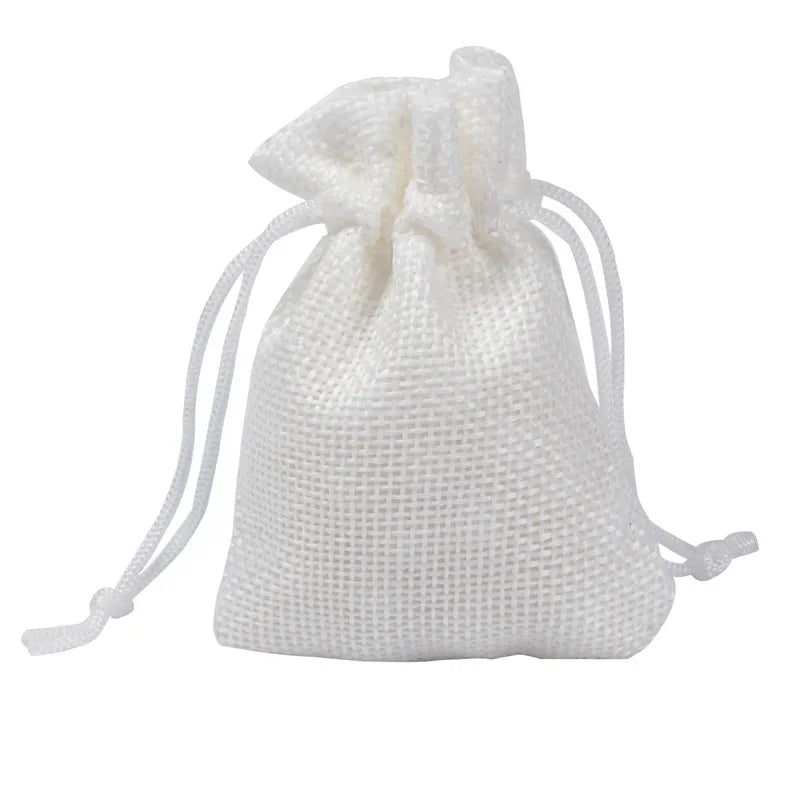 Weiße, aus Jute und Leinen gefertigte Geschenktasche mit Schnur.