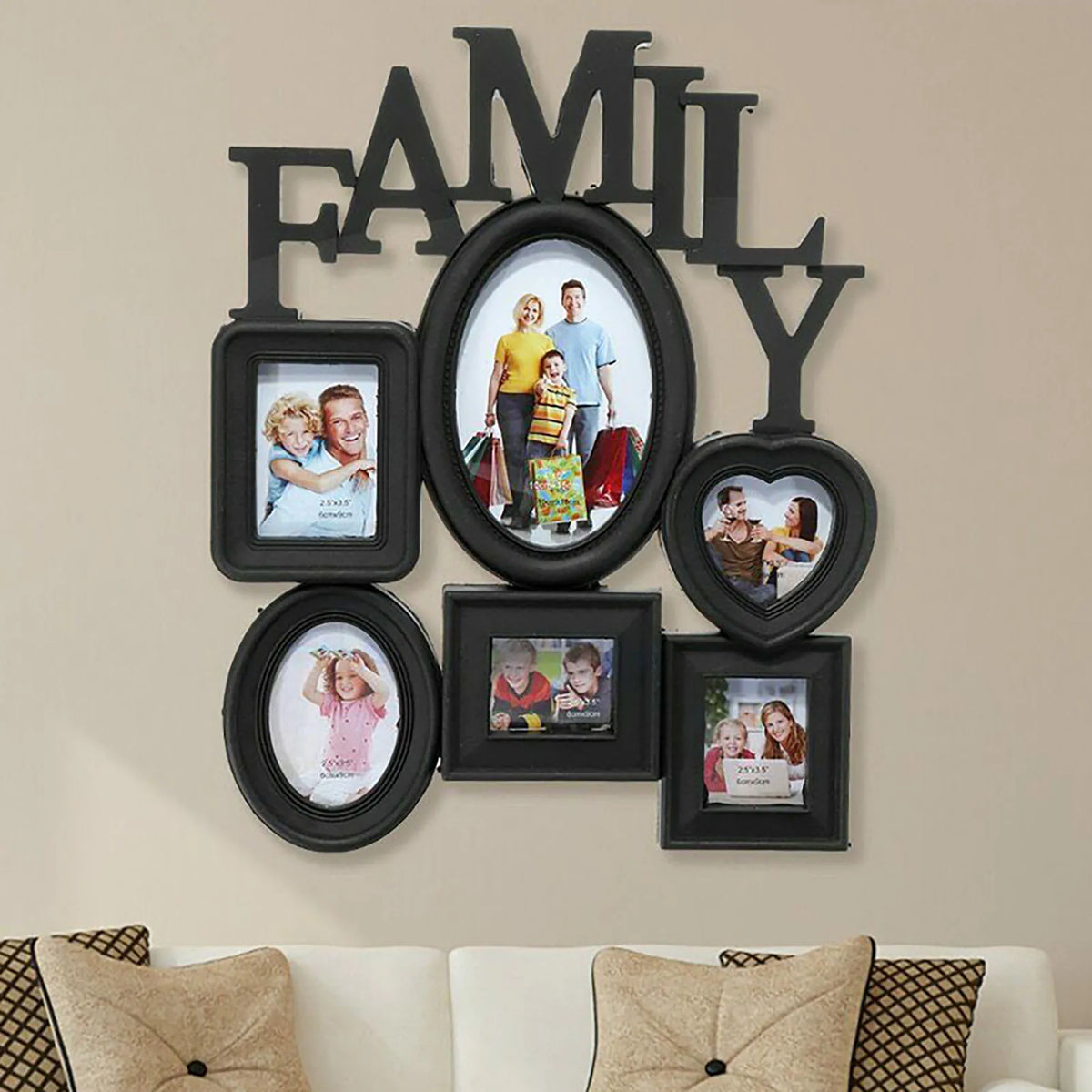 Décor mural familial en bois noir avec une découpe 'FAMILY' et plusieurs photos encadrées