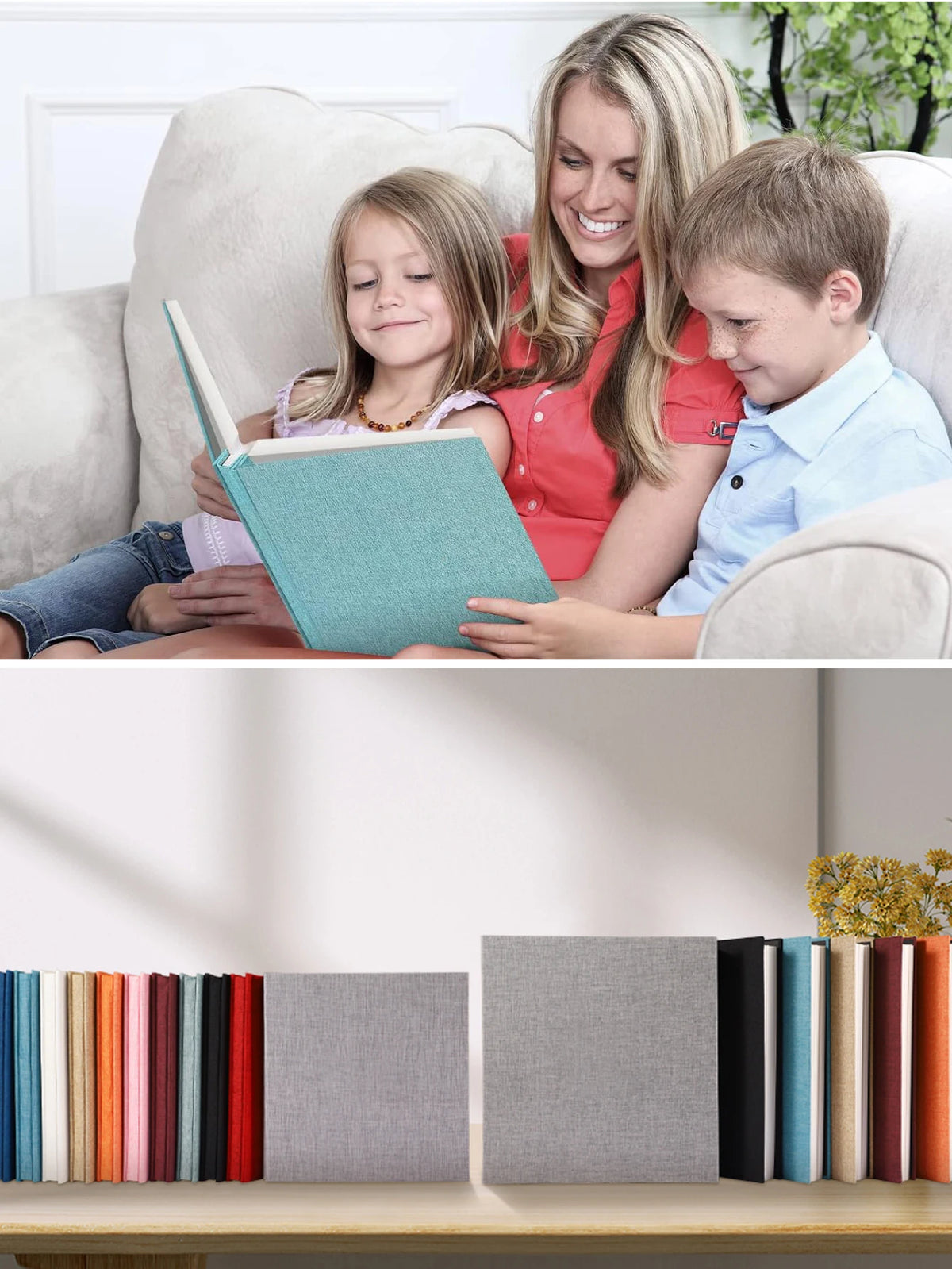 Eine Familie liest gemeinsam ein Leinen-Fotobuch mit Klebefolien auf einem Sofa.