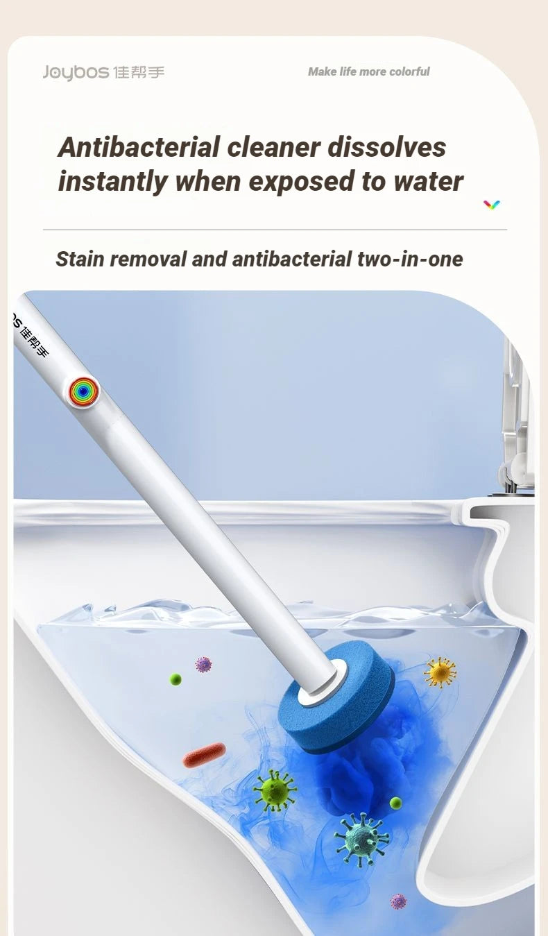Une brosse de toilette jetable montée sur mur trempe dans l'eau, démontrant son pouvoir de nettoyage et antibactérien