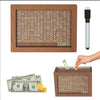Una caja de ahorros de madera con una cuadrícula de denominaciones y una ranura para monedas, junto a billetes de dólares est