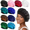 Una colección de gorros de satén para el cabello en varios colores, incluyendo negro, rosa, rojo, blanco, azul y verde, mostr