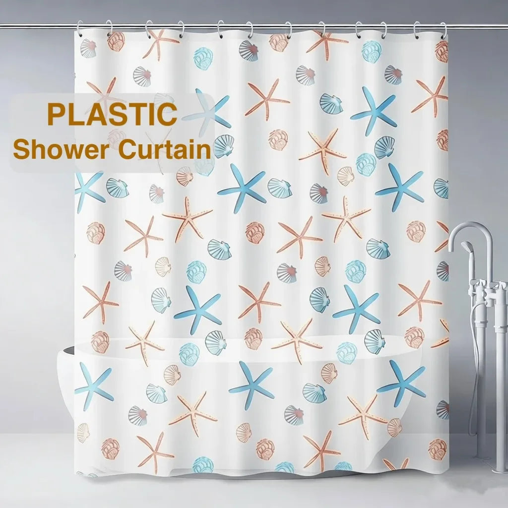 Rideau de douche en plastique blanc avec des motifs d'étoiles de mer et de coquillages suspendu sur un tringle.