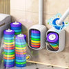 Un ensemble de porte-brosses de WC cylindriques colorés avec accents illuminés, fixés à un mur carrelé.