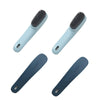 Un jeu de deux brosses nettoyantes multifonctionnelles, une bleu clair et une bleu foncé.