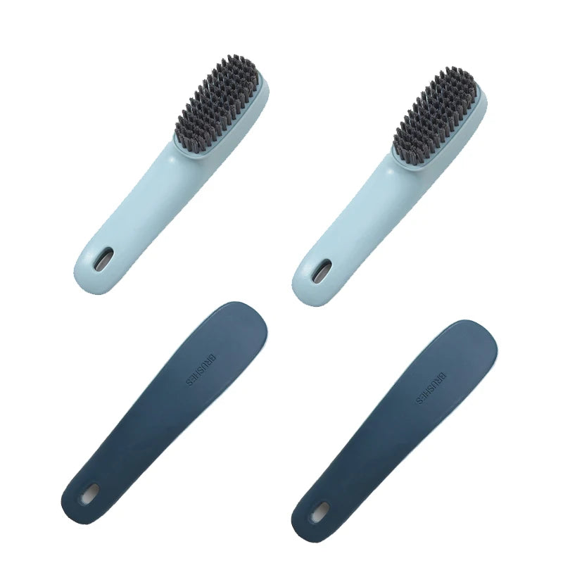 Un jeu de deux brosses nettoyantes multifonctionnelles, une bleu clair et une bleu foncé.