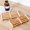 Set Holz-Fußmassierer mit mehreren Steuerungspunkten auf einem hellen Holzbrett.