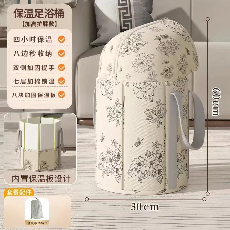 Baignoire de pieds beige pliable avec motifs floraux, montrée à côté d'un canapé.