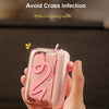 Eine Hand hält eine pinke, portable Zahnseide-Aufbewahrung und -Dosierer mit sichtbarer Textur.