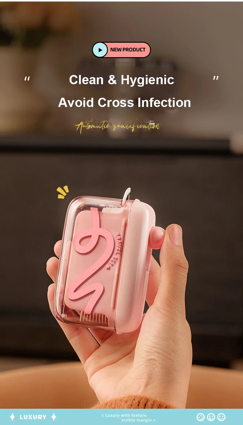 Eine Hand hält eine pinke, portable Zahnseide-Aufbewahrung und -Dosierer mit sichtbarer Textur.