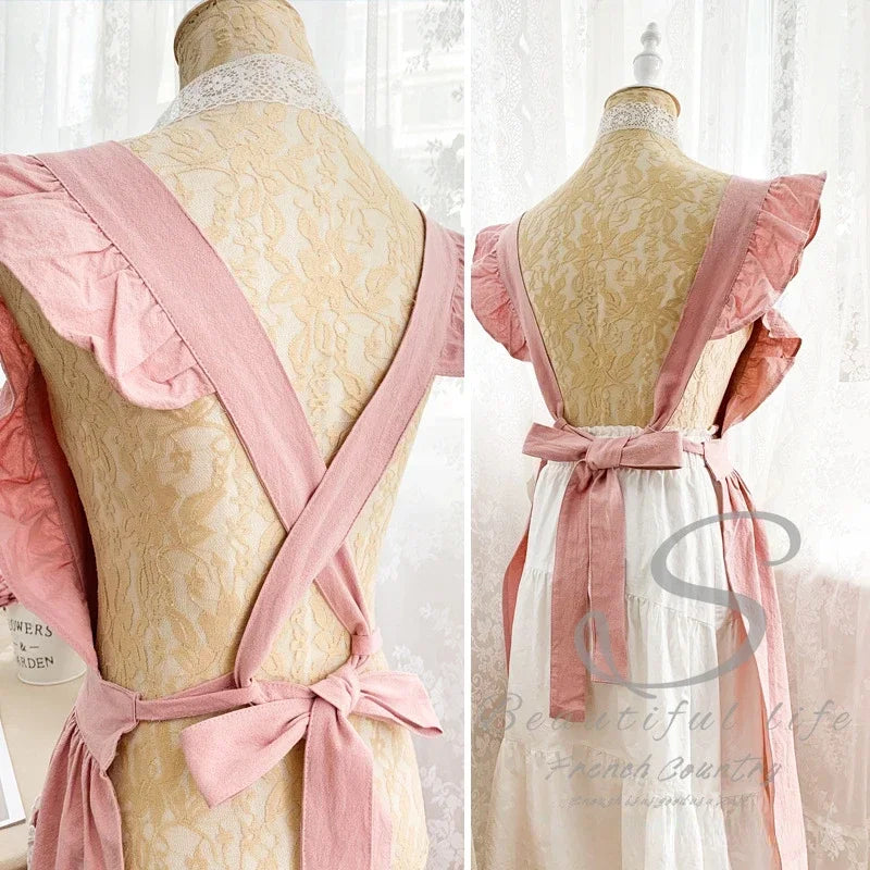 Rückansicht eines rosa Leinen-Baumwoll-Verkleidungskleides mit Knoten-Detail auf cremefarbigem Musterstoff.