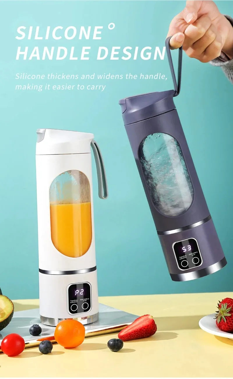 Extractor de jugo eléctrico portátil morado con mango de silicona junto a frutas frescas.