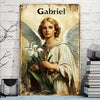 Arte de pared de aluminio vintage que representa un ángel con grandes alas y un lirio blanco.