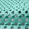 Primer plano de una alfombra de ducha de PVC verde azulado antideslizante con patrón de rejilla de orificios circulares de dr