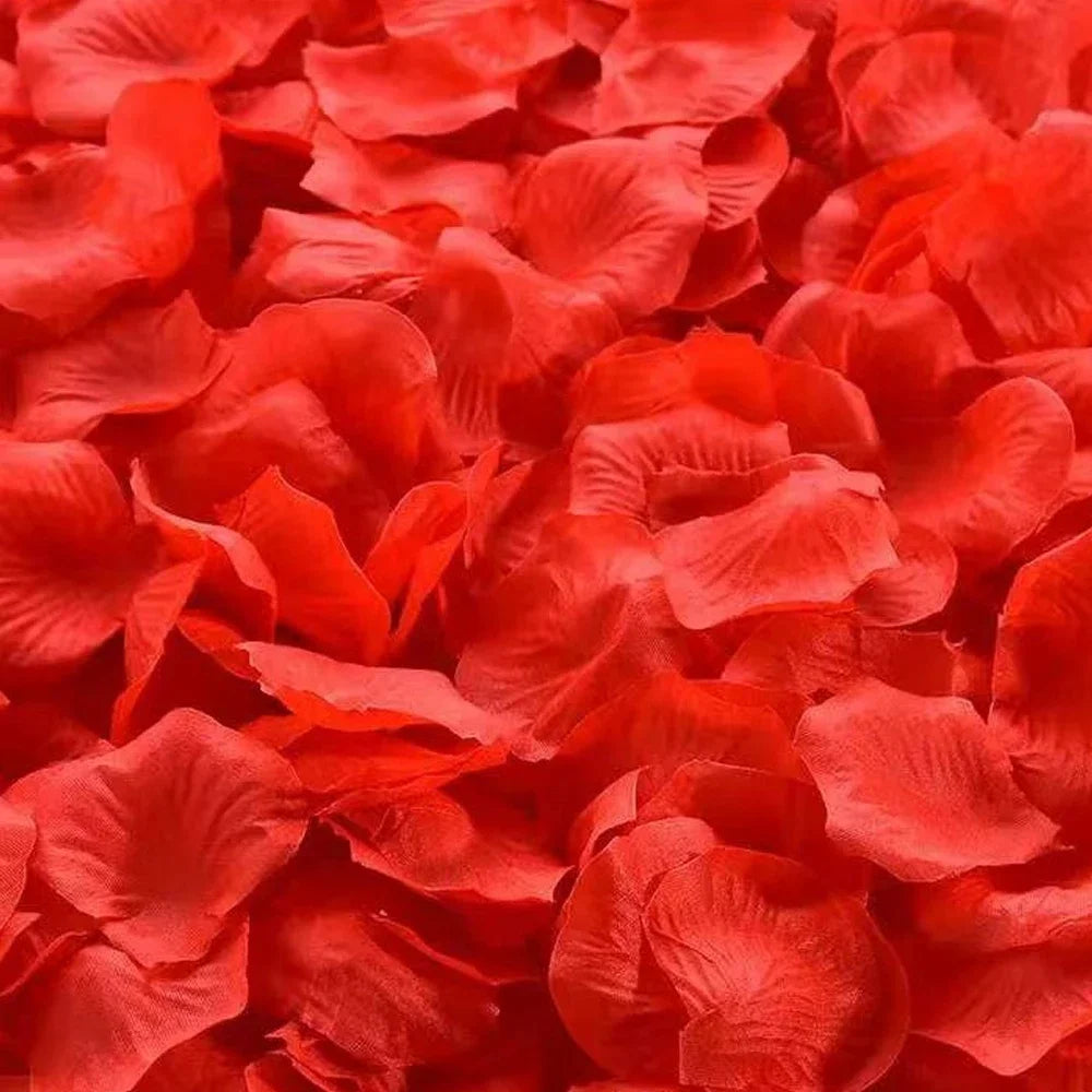 Primer plano de pétalos de rosa de seda artificial roja y vibrante usados para decoración.