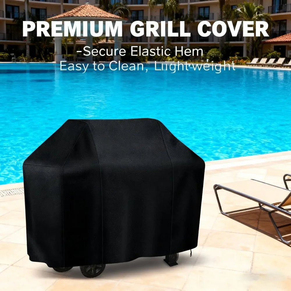 Tapa de rejilla elástica negra para proteger una parrilla de BBQ en un patio junto a una piscina