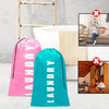 Dos bolsas de ropa brillantes, rosa y verde azulado, se exhiben junto a una bañera y una escalera de madera.