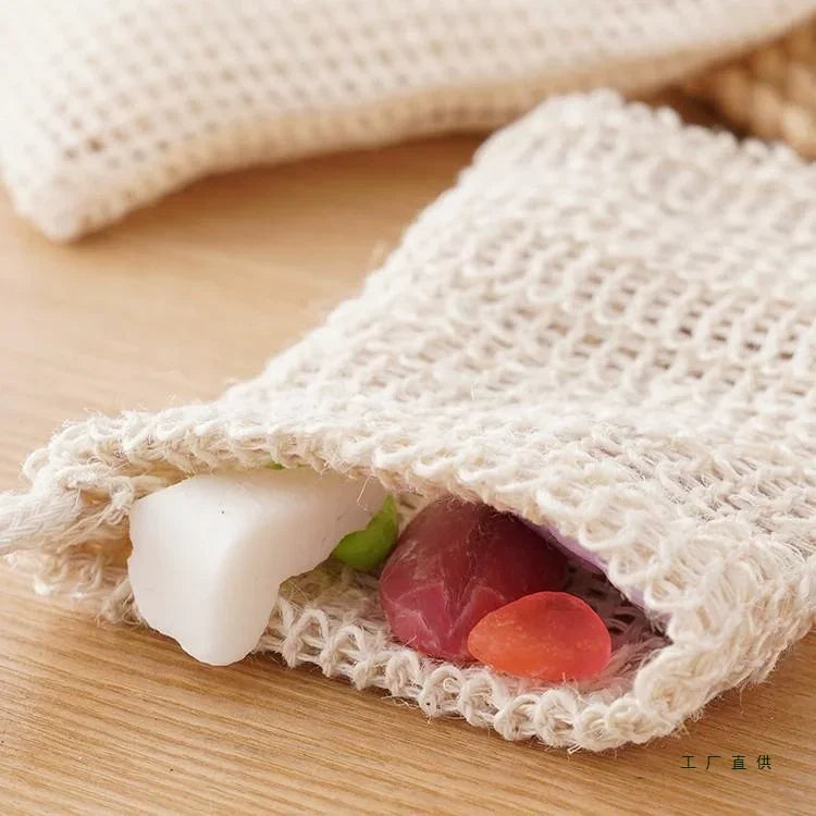 Handgemachte Sisalseife-Waschbeutel mit mehreren Seifen- oder Badezusatzprodukten.