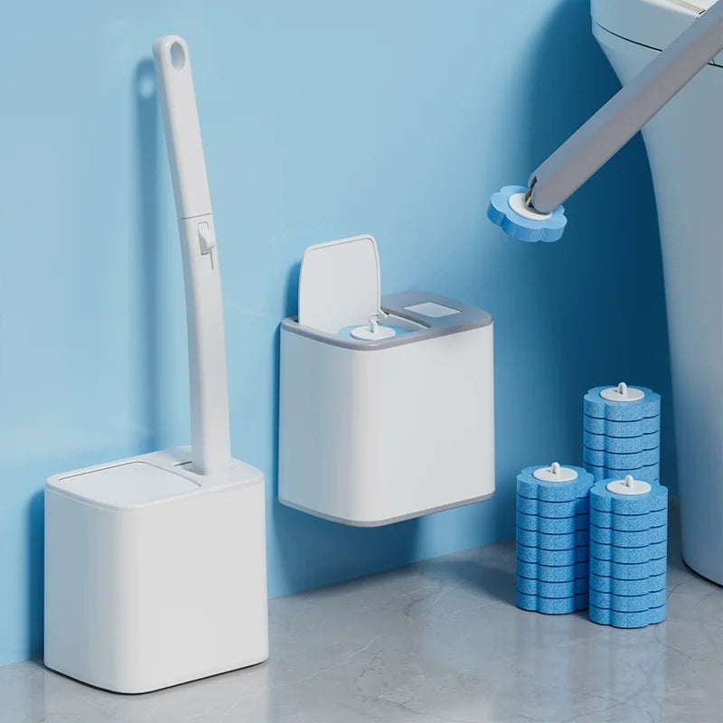 Un kit de brosse à toilettes jetable blanche est fixé au mur à côté d'une cuvette, avec des disques de nettoyage bleus sur le