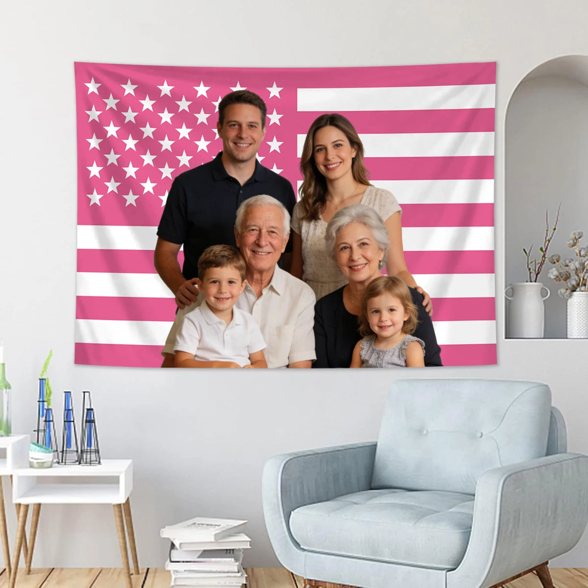 Eine vierköpfige Familie steht vor einer rosa-weißen amerikanisch-täglichen Flaggen-Wanddekoration.