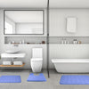 Weiβes Badezimmer mit Toilette, Waschbereich und Badewanne, bedeckt von drei blauen Schaumstoff-Badematten.