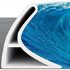 Primer plano de una tira selladora autoadhesiva para ducha y bañera contra un fondo de olas del océano azul.