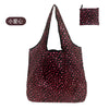 Schwarze wiederverwendbare Tasche mit einem Muster aus rosa oder roten Herzen.