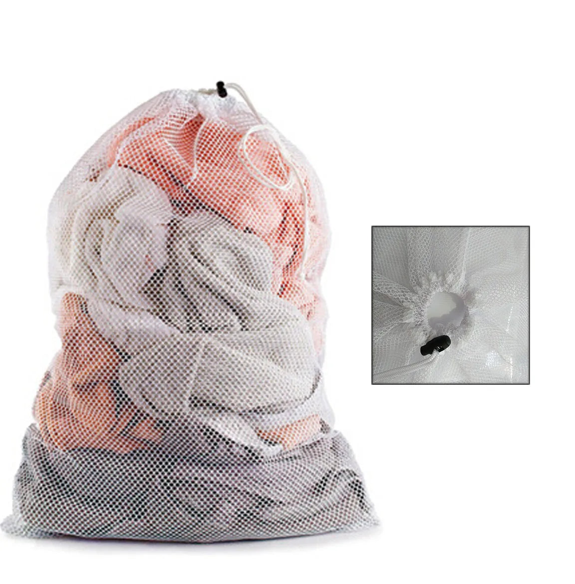 Großer geflochtener Wäschebeutel mit rosa und weißer Kleidung.