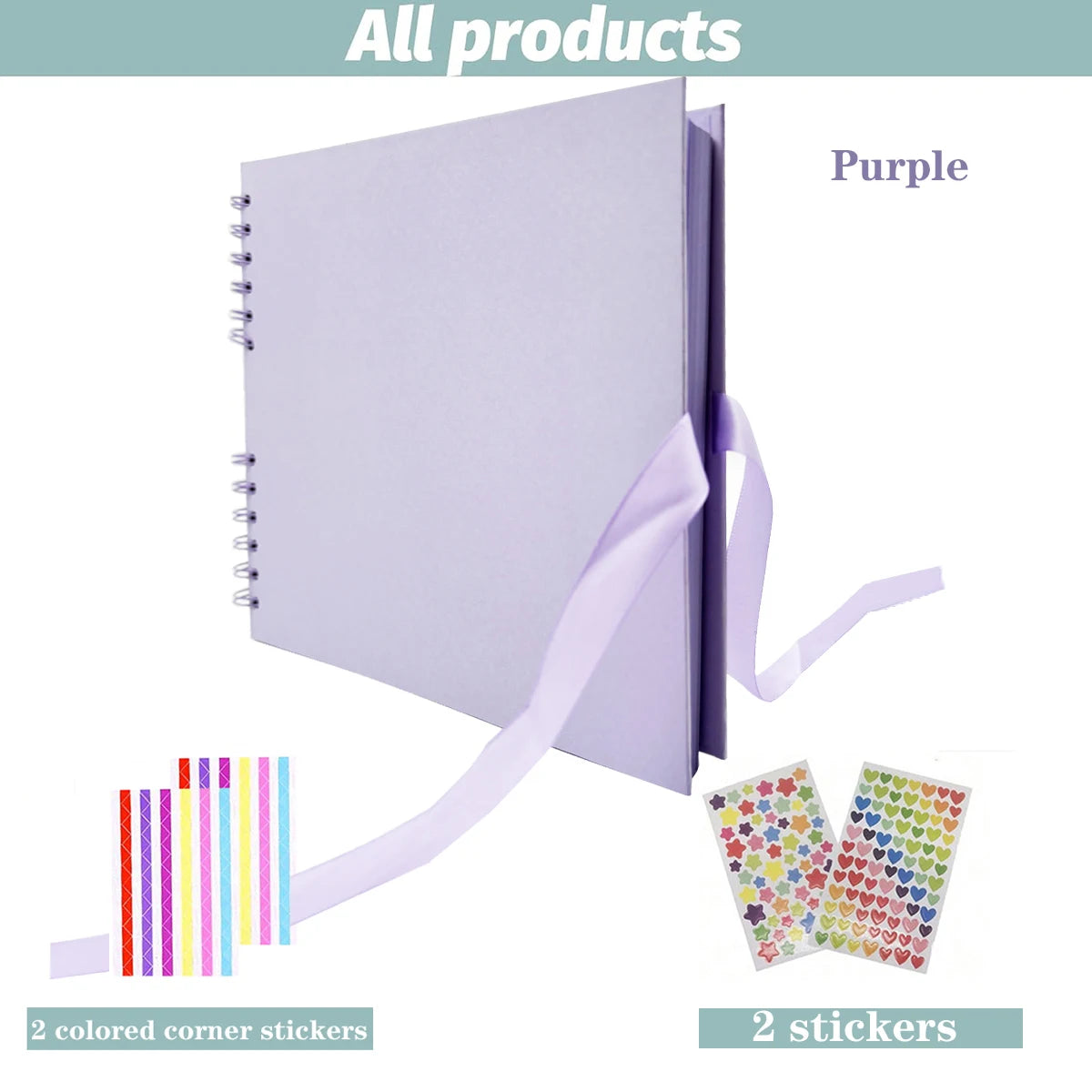Álbum de scrapbooking morado con una cinta y dos pegatinas de esquina de colores y dos pegatinas decorativas