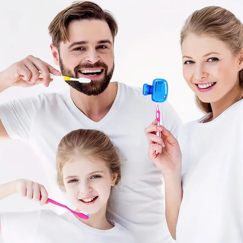 Una familia de tres sonriendo mientras usan o sostienen un cepillo de dientes azul en un estuche rosa.