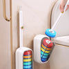 Porte-brosse de toilette mural avec brosse nettoyante et conteneur de rangement fixé au mur.