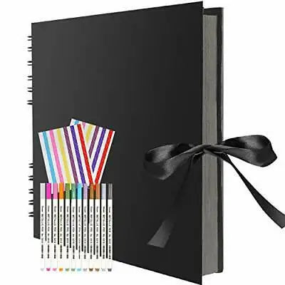 Schwarzes spiralförmiges Scrapbook-Album mit bunten Papierstreifen, die vorne gebunden sind.