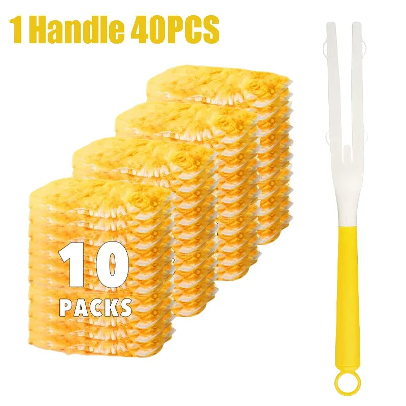 Una pila de 10 paquetes de 40 recambios desechables para plumero con mangos amarillos.