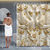 Luxuriöses Blumenset für das Badezimmer mit weißen und goldenen Duschvorhängen.