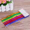 Un paquete de seis cepillos de dientes de cerdas duras premium en varios colores dispuestos sobre una superficie de madera.