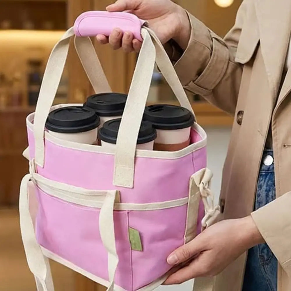 Une personne tient un sac isotherme rose rempli de plusieurs tasses à boissons noires et beige.