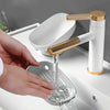 Eine Hand benutzt eine doppelseitige Badeablage mit Messing-Saugnapfhalter, um Wasser abzugeben.