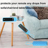 Una funda de silicona azul protege un control remoto de Fire Stick de caídas sobre una mesa.