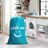 Un sac à linge bleu sarcelle vif avec un visage souriant est posé sur le sol dans une cuisine.