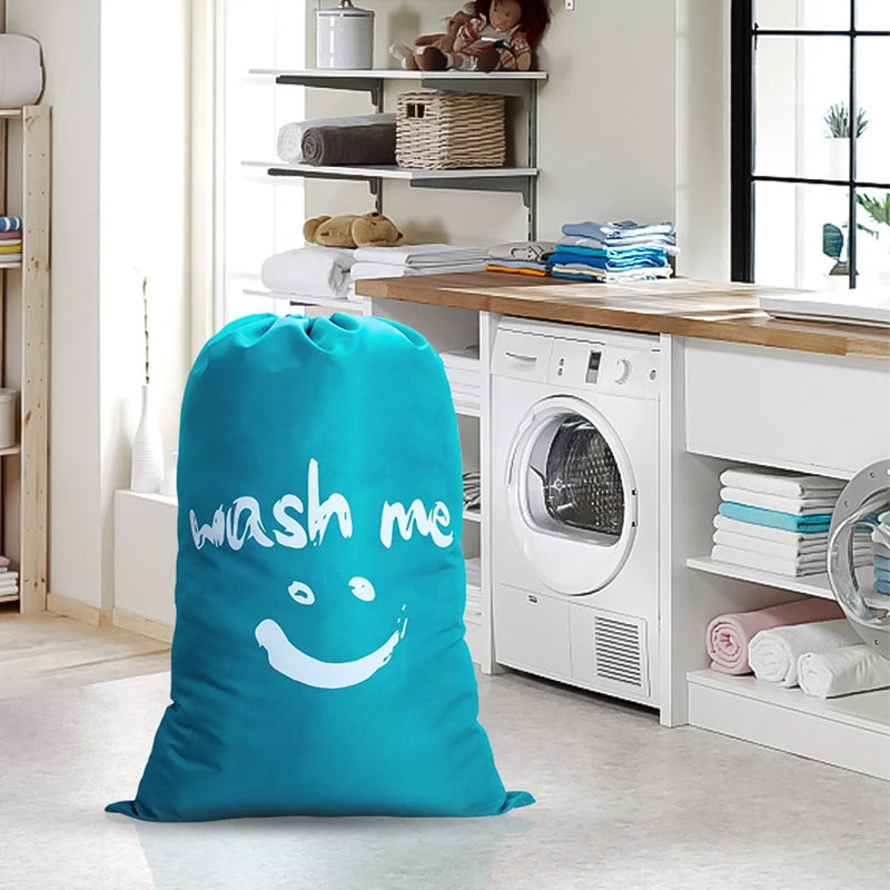Un sac à linge bleu sarcelle vif avec un visage souriant est posé sur le sol dans une cuisine.
