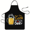 Schwarze Schürze mit gelbem Text: 'Kiss The Cook And Bring Him A Beer'