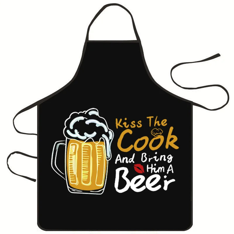 Schwarze Schürze mit gelbem Text: 'Kiss The Cook And Bring Him A Beer'