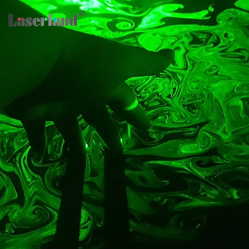 Silueta oscura de una mano y dedos contra un fondo líquido verde vibrante y arremolinado.