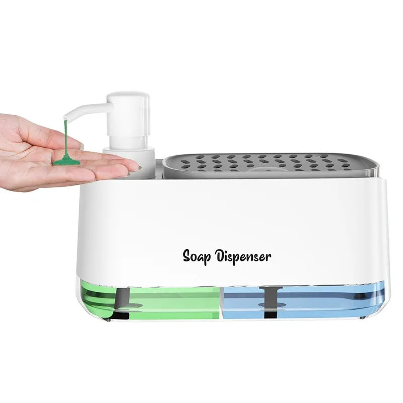 Une main distribue du savon d'une pompe verte dans un distributeur de savon blanc contenant du liquide.