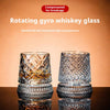 Un par de vasos de whisky de pirotecnia giratorios con transparencia reforzada y gruesa, exhibidos sobre una superficie refle