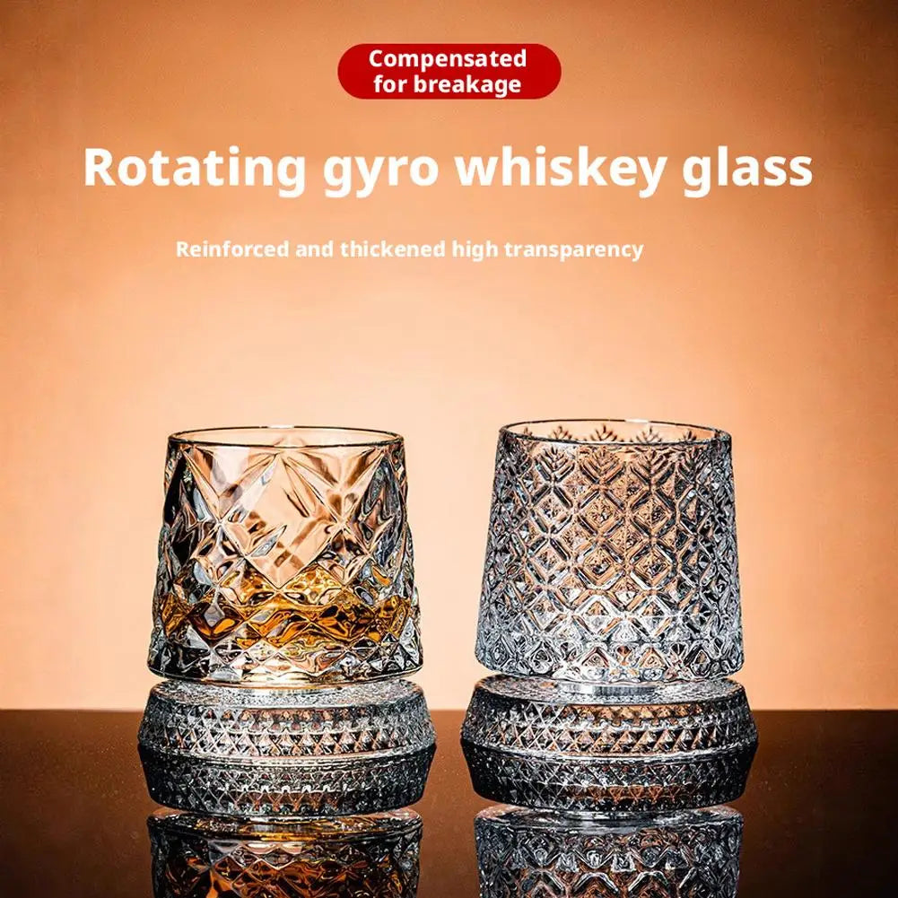 Un par de vasos de whisky de pirotecnia giratorios con transparencia reforzada y gruesa, exhibidos sobre una superficie refle