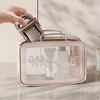 Une main ouvre une boîte de savon de voyage portable scellée, révélant divers produits de soins de la peau à l'intérieur.